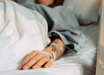 Frau in Aufwachphase nach Brustvergrößerung