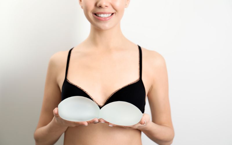 Frau mit Brustimplanaten für Brustvergrößerung