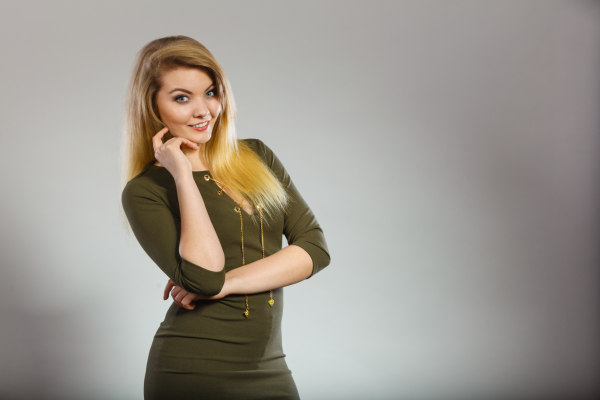 Blonde Frau lächelt.