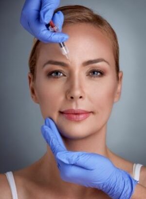 Patientin bei Botox-Behandlung
