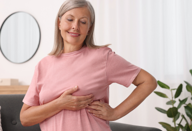 Ältere Frau testet ihre Brustimplantate.