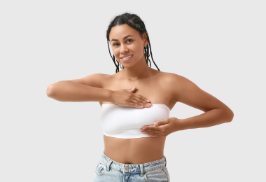 Frau mit einer Brustkorrektur.