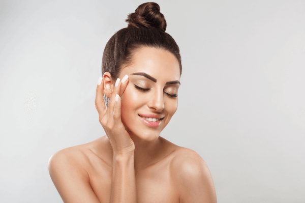 Frau ist glücklich mit ihren Facelifting-Ergebnissen