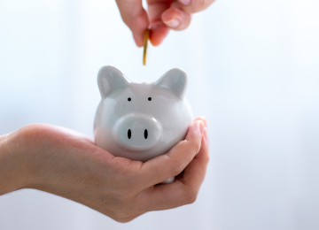 Sparschwein wird geöffnet.